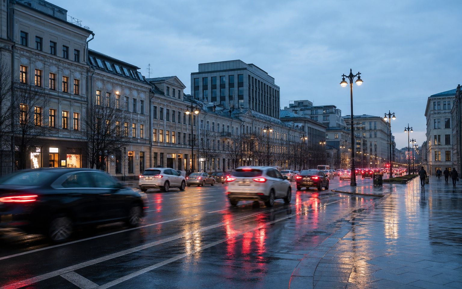 Широкий московский проспект после дождя в ранних вечерних сумерках